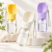 Gourde de voyage pour chien en jaune, blanc et violet
